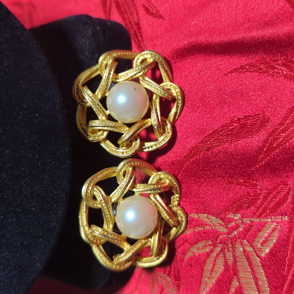 Richelieu Post Back Earrings